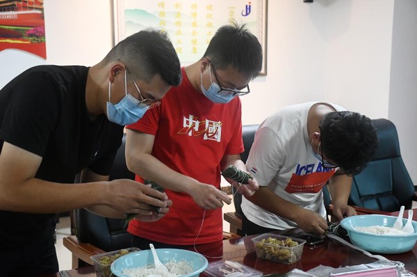 我们的节日丨菏建集团举办“清清竹叶香，浓浓爱国情”包粽子比赛